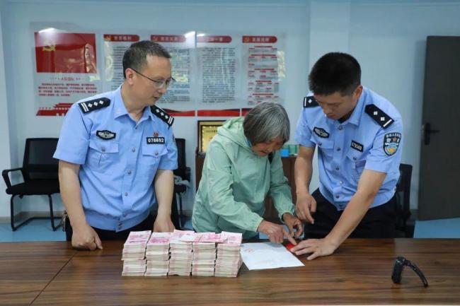 70岁老人把40多万藏家中 一夜被盗 警方迅速破案全额追回