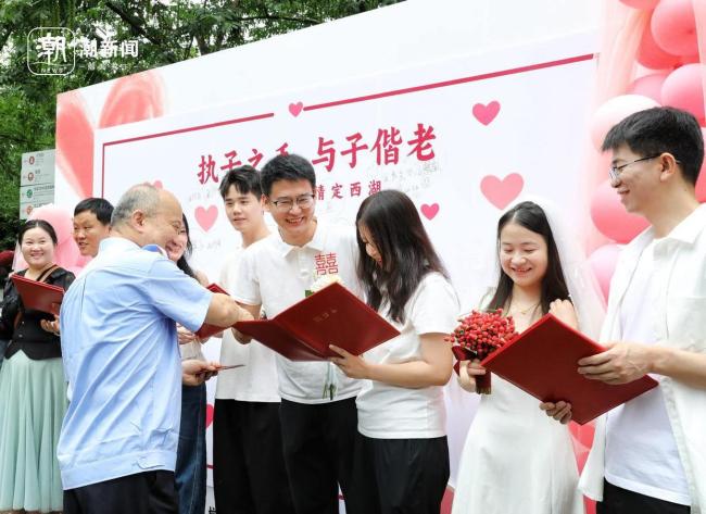 全国劳动模范孔胜东为新人颁结婚证 定格幸福瞬间