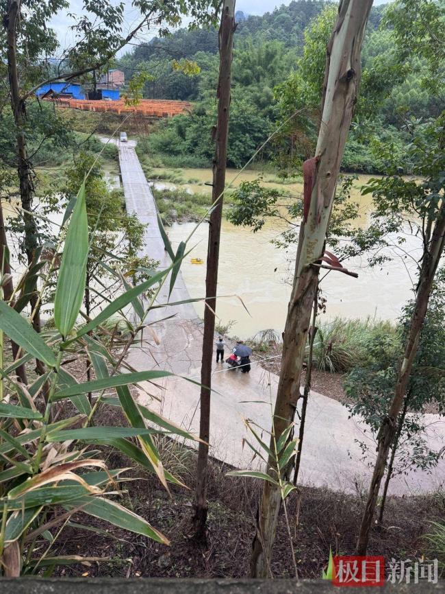 皮卡坠河10人遇难村民只救到一人自责 山村悲歌