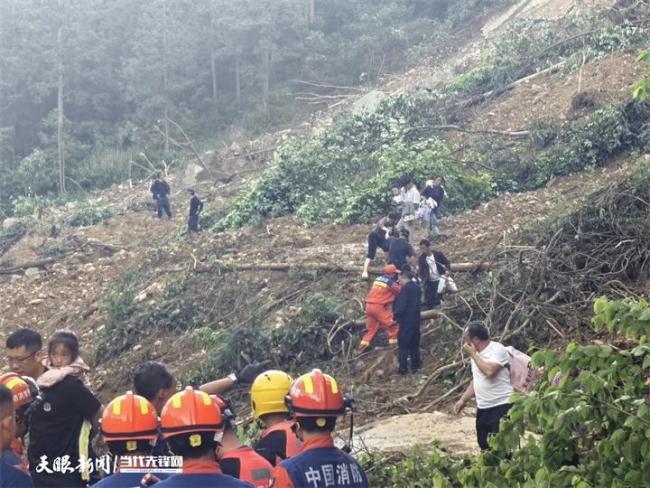 航拍贵州贵定铁锁岩村滑坡现场 村民警觉逃过一劫