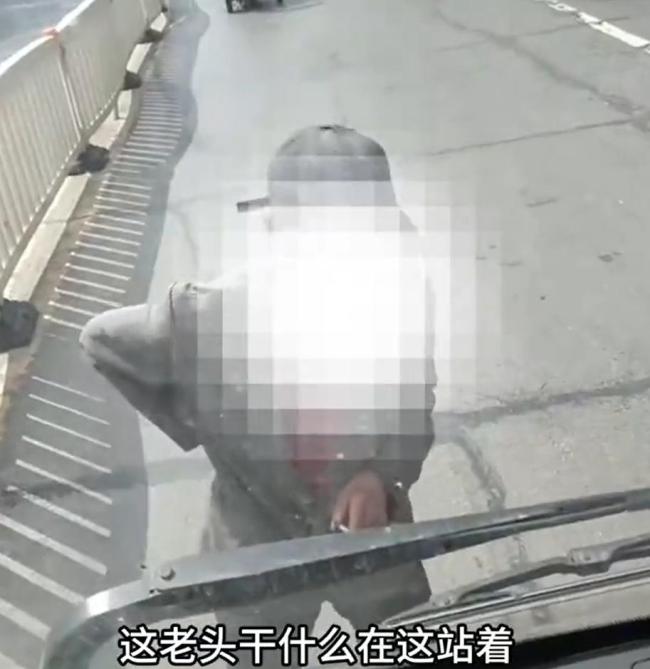 吉林一老人多次拦停车辆碰瓷