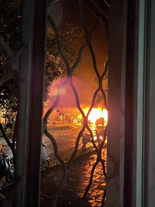 郑州一高校充电车棚深夜起火 电动车棚突发火灾