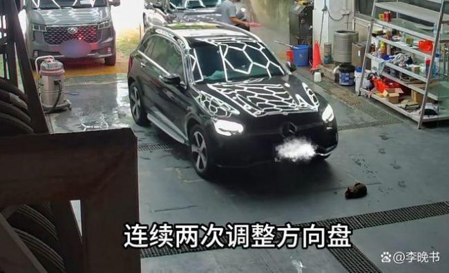 車主2次調(diào)整方向碾壓洗車店內(nèi)貓咪 為富不仁行為引眾怒