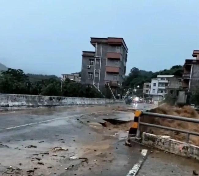广东茂名大坡镇遭暴雨山洪袭击