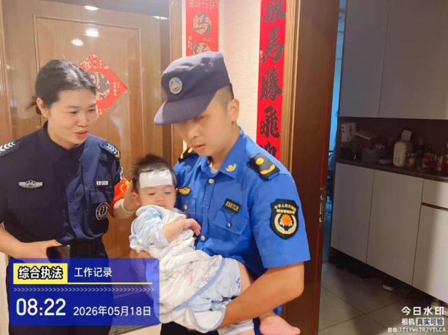 阳台起火城管救援熟睡幼童 紧急行动避免悲剧