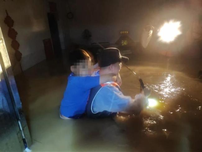 救援现场民警挨家搜寻转移群众 洪水中的生命守护者