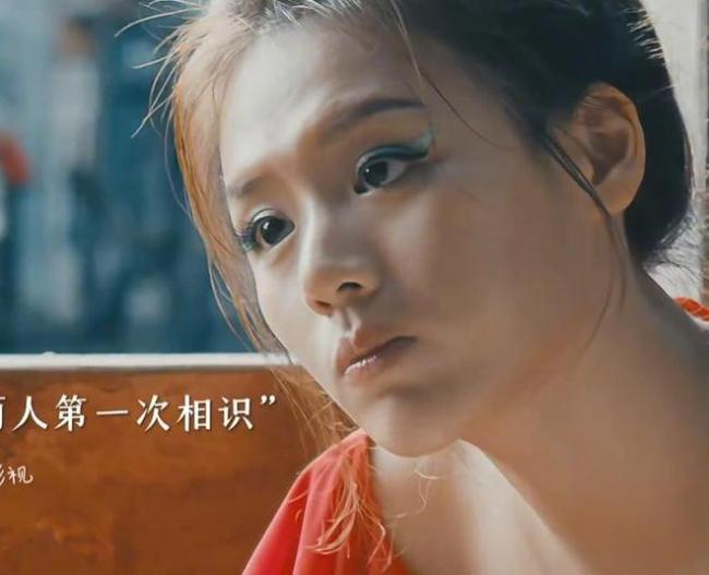 马思纯抹胸黑长裙造型 引发广泛讨论