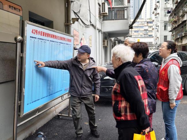 146户居民惊喜收到9.7万元退费 众筹换电梯结余退款
