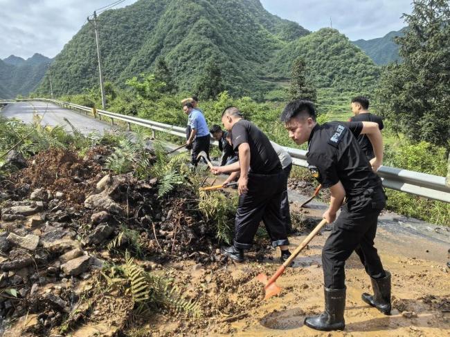 贵州多地强降雨 民辅警闻“汛”而动 紧急救援保平安