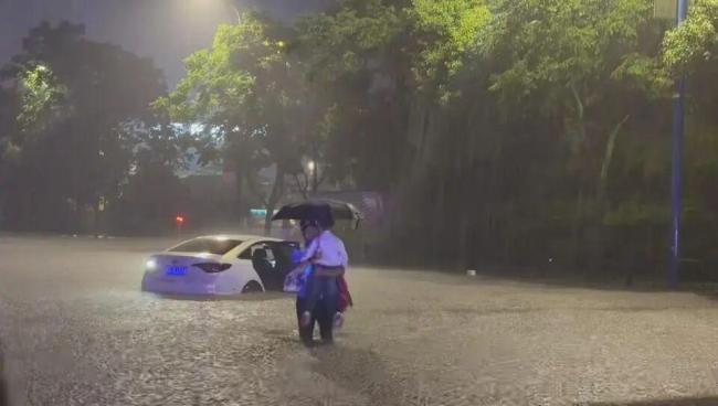 贵州多地强降雨 民辅警闻“汛”而动 紧急救援保平安