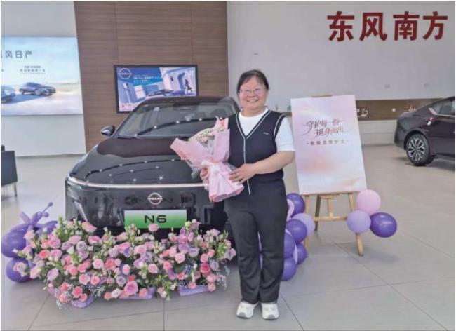 司机昏迷车辆失控 前车顶住后车救援 众人合力破窗急救