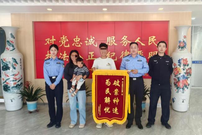 男子忘关车门60余克金饰被盗 警方3小时速破案