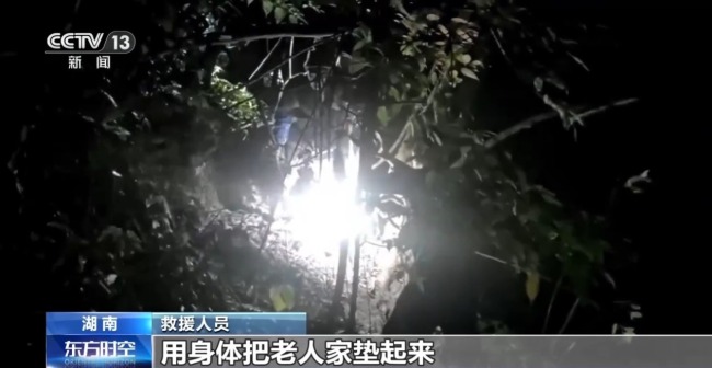湖南石门：突遇泥石流 消防挺进村庄转移群众