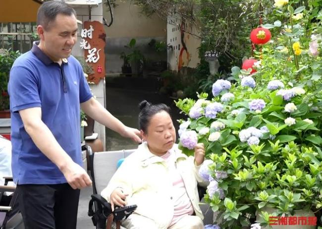 丈夫为轮椅上的爱妻种满院似锦 18年相守见证爱