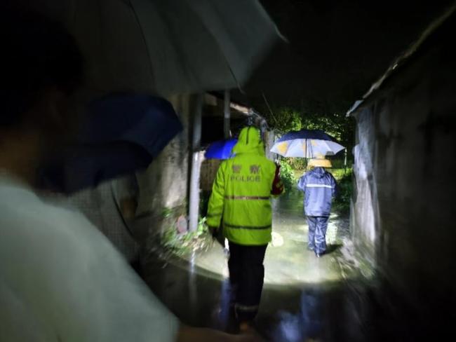 阳春强降雨民警挨家搜寻背老人小孩转移 全力守护市民安全