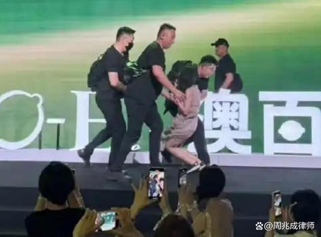 私生强抱蔡徐坤涉嫌多重违法 法律红线不容触碰
