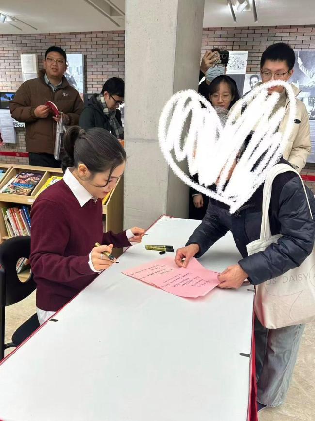 一張紙背后的溫度，上海交響樂團(tuán)為何堅(jiān)持手搓“是日返場” 95%現(xiàn)場手寫傳遞心意