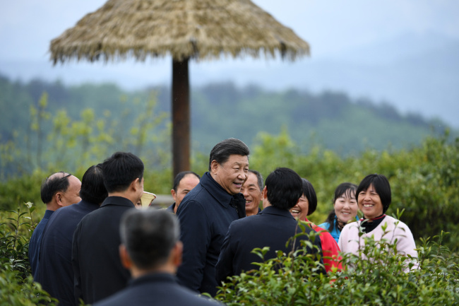 2020年4月21日，习近平在安康市平利县老县镇蒋家坪村女娲凤凰茶业当代示范园区，同茶农们亲切交谈。