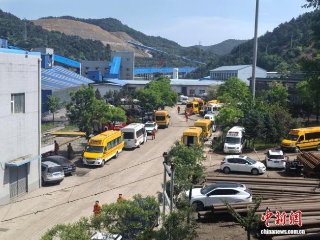 山西煤矿救援现场 救护车分批集结 全力搜救进行中