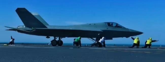 歼-35能否实现滑跃航母起降 隐身舰载机适配性解析