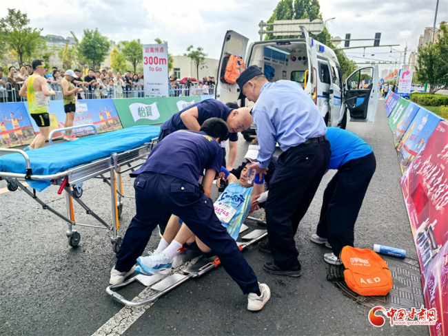 镜头见证警方守护兰马风采 藏蓝身影温暖护航