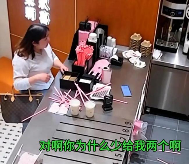 顾客因漏放吸管辱骂砸打店员 服务尊严何在