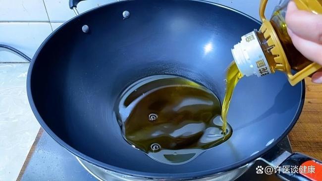 食用油開(kāi)封近倆月就報(bào)廢？真別吃了 氧化風(fēng)險(xiǎn)需警惕