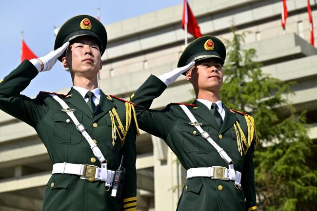 “空军一号”前屹立的礼兵年仅23岁 展现中国军人风采