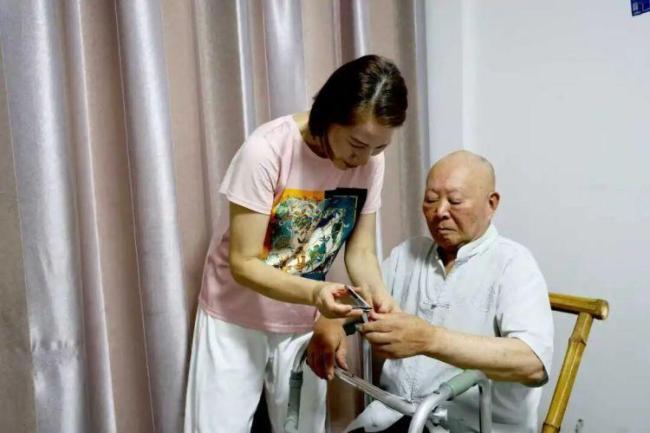 夫妻把隔壁孤寡阿公当亲人孝敬6年 一句承诺温暖人心