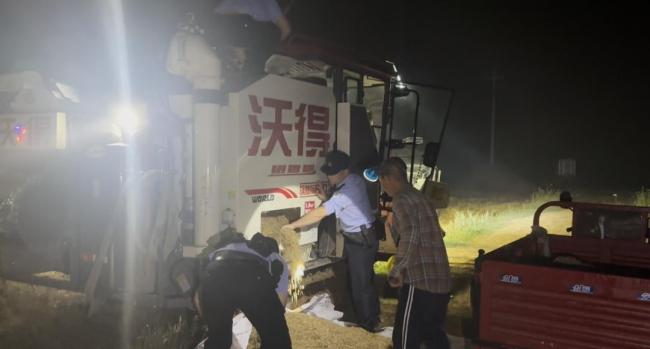 湖北一派出所所長(zhǎng)帶人徒手扒小麥 夜色中助農(nóng)搶收