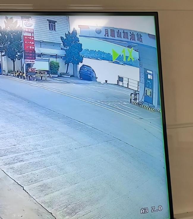 视频 男子加完油一个右转把车开进海里