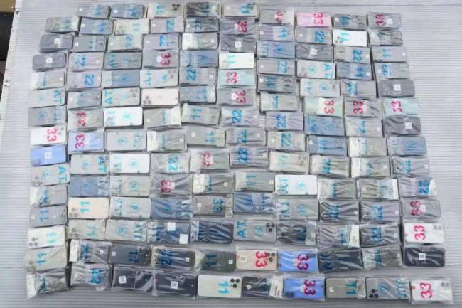 海关查获车辆尾板夹层藏旧手机420台 司机承认赚取“带工费”