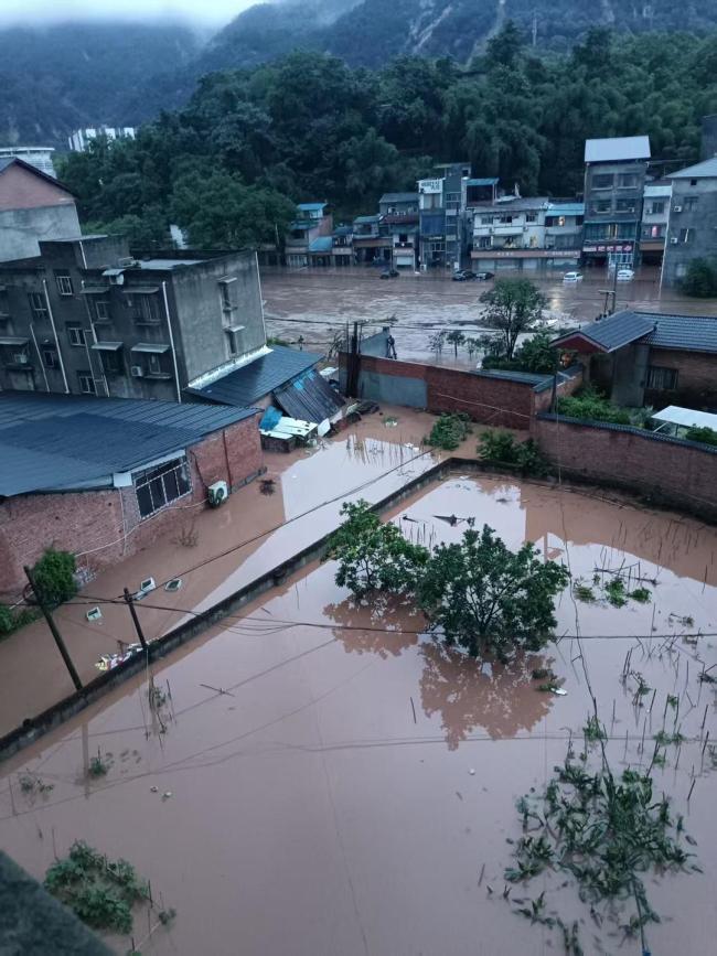 重庆永川一农家乐3200多斤鱼被冲走 暴雨致严重损失