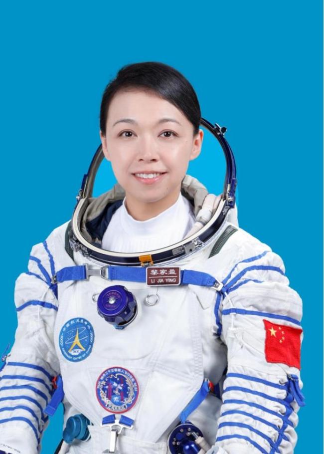 香港航天员展示手臂上五星红旗并比心