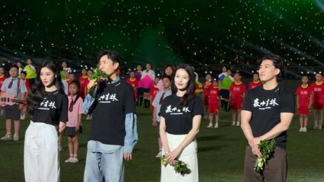 米盧開球！于和偉、高圓圓亮相！首屆東北超開幕，4萬人擠爆現(xiàn)場(chǎng) 文體明星齊聚助力
