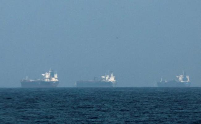 日本一艘液化天然气运输船正通过霍尔木兹海峡