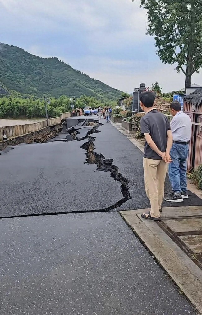 杭州暴雨致一沿河路段路面塌陷 緊急搶修進行中