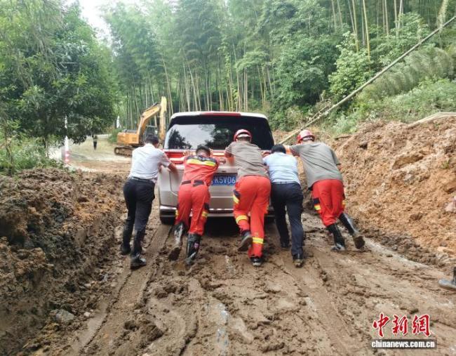 重庆公路应急抢险队驰援永川