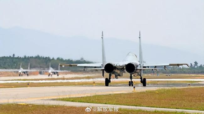 空军战机接续升空展开训练 检验全天候作战能力