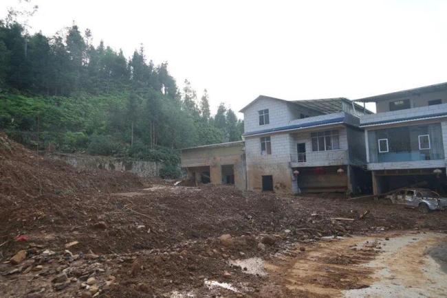 村小組長逆行疏散村民成“泥巴人” 三次“逆行”守護全村平安