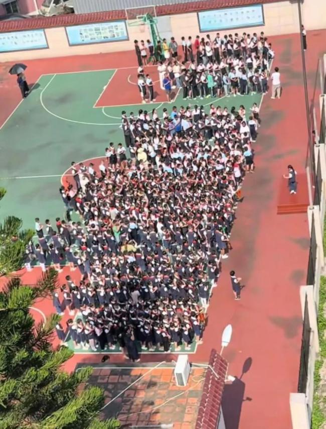 学校升旗女老师台下给校长打伞?学校:造谣!学校已报警将追究造谣者责任