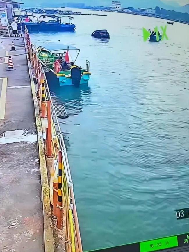男子加完油径直开车冲进海中 操作失误引发惊险一幕