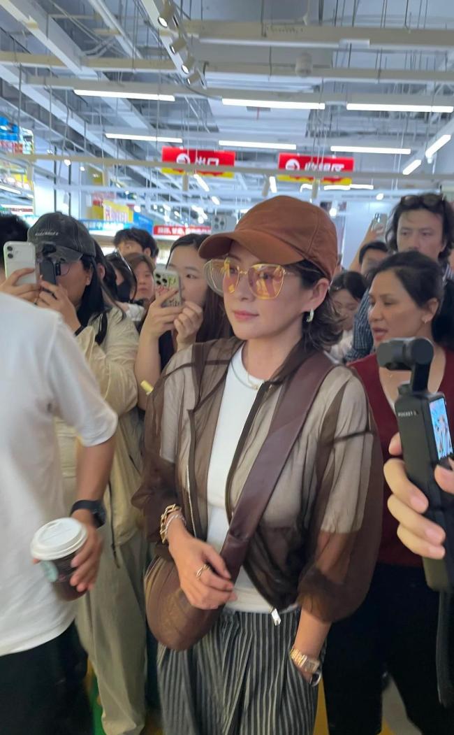 章子怡一天“二刷”零食王国 低调现身激发关怀