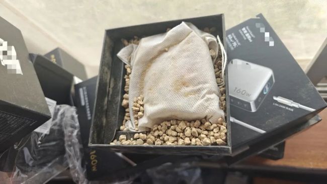 18个充电器退货变沙子，商家千里维权 贪小便宜终露馅
