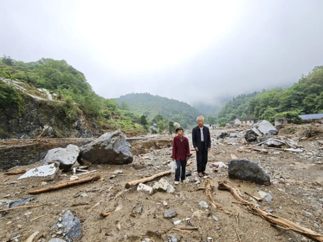 石门暴雨侥幸逃生的村民在山头眺望家乡,发现村庄已消失不见