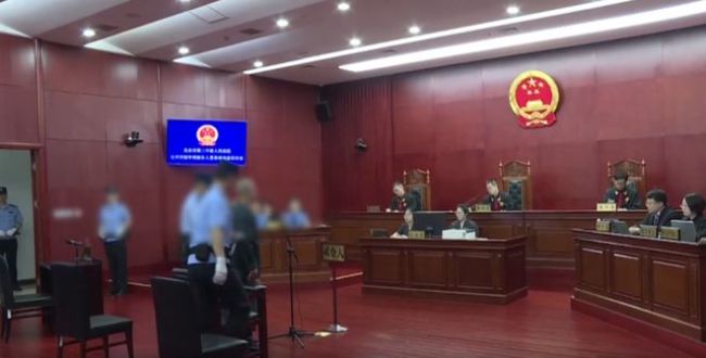 男子殴打同事11秒对方1个月后去世 辩称"正当防卫"