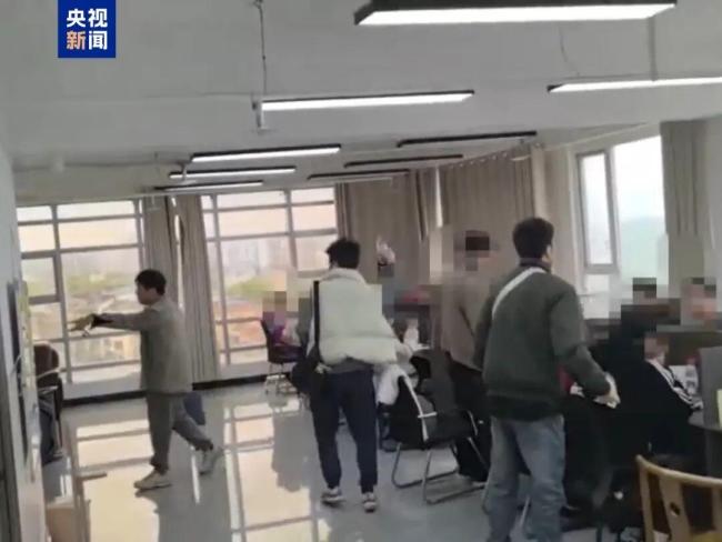 20人团伙借化学反应诈骗300余万元 假“神水”骗局