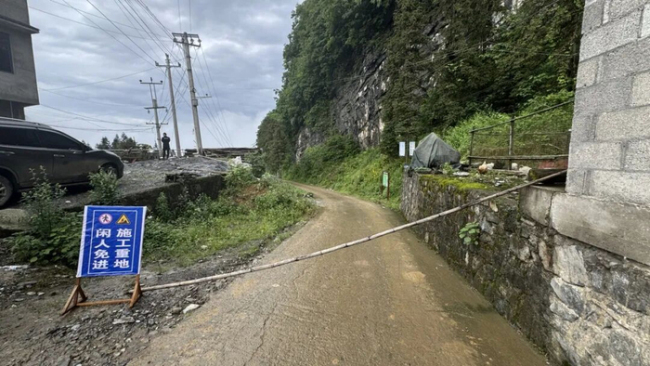 石門暴雨僥幸逃生的村民在山頭眺望家鄉(xiāng)，發(fā)現(xiàn)村莊已消失不見(jiàn)