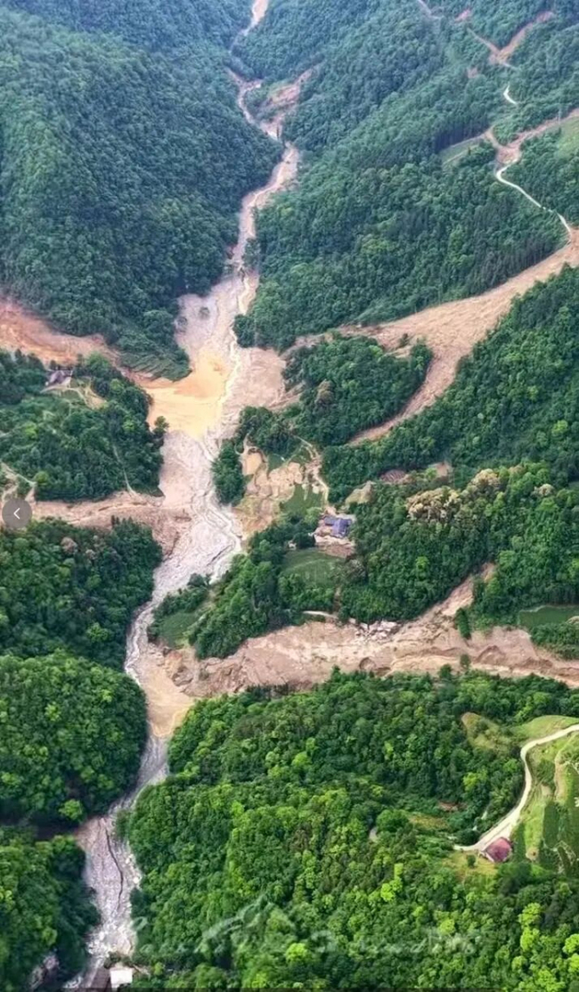 石门暴雨侥幸逃生的村民在山头眺望家乡,发现村庄已消失不见