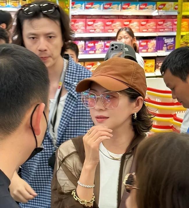 章子怡一天“二刷”零食王国 低调现身激发关怀